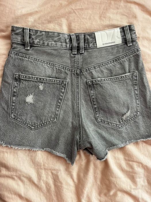 Продавам къси гащи Stradivarius