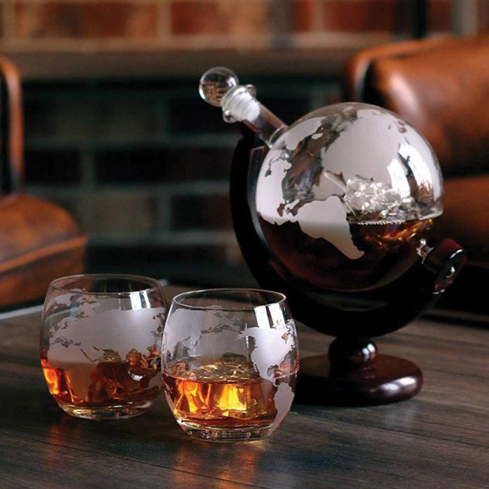 Set cadou Decantor Glob Pământesc pentru whisky, cu 2 pahare și accesorii