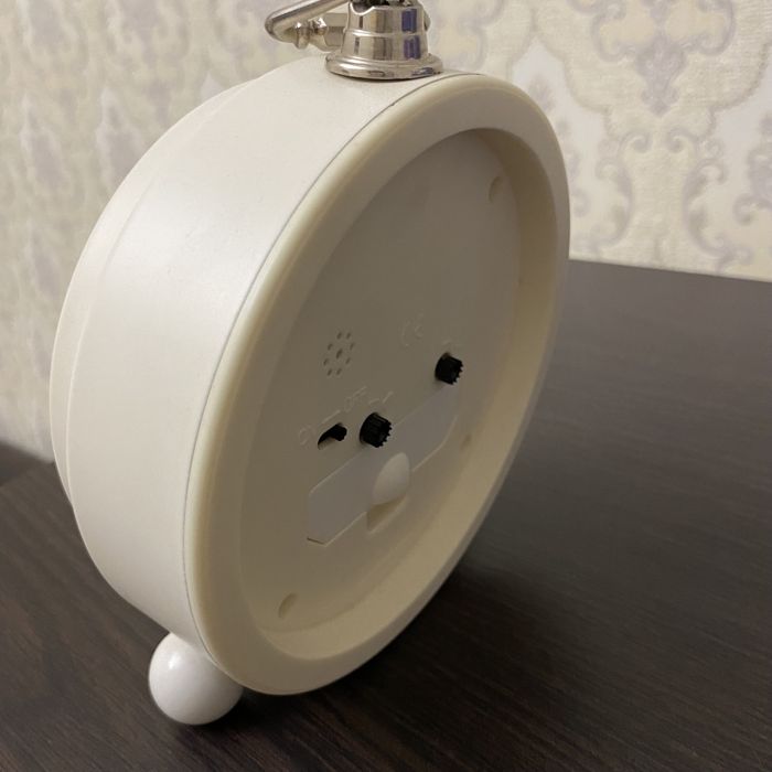 Часы-будильник на батарее