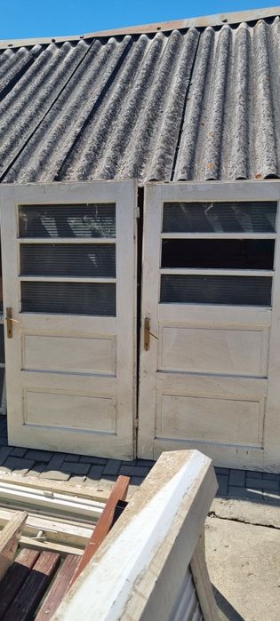 Vând pachet materiale folosite din renovare,. Uși , geamuri și  rolete de geam.