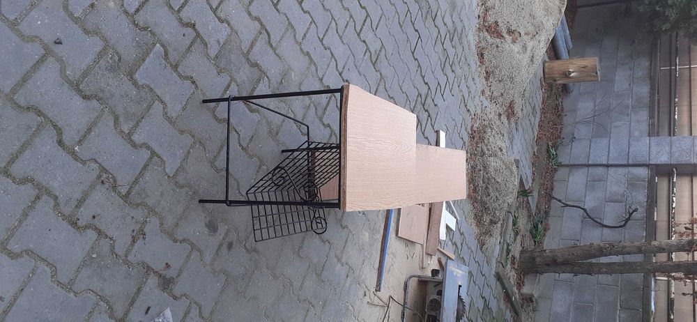 Vand suport pentru  flori  si ziare din Fier Forjat