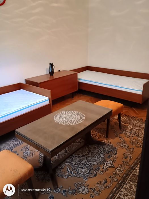 Под наем 3 стаен, София, кв. Изток, 100 кв.м. обзаведен, партер