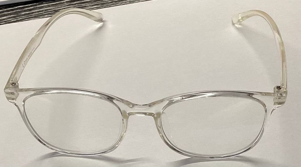 Очки прозрачные.