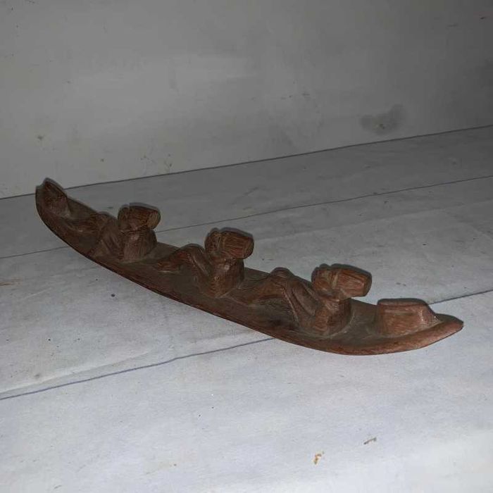 Sculptura din lemn cu tenta africana