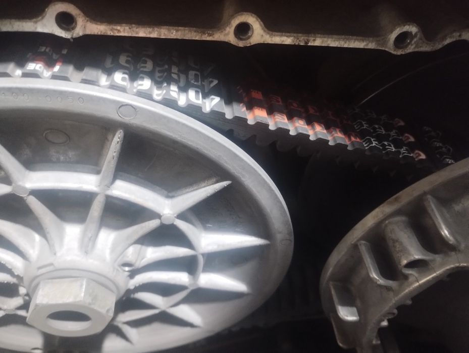 Vind ATV cf moto 800 în perfectă stare de funcționare înmatriculat  cauciucuri noi curea nouă rulment nou