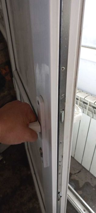 Пластиковая дверь