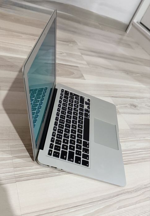 MacBook Air 2015/ windows 10 pro/ macOS mojave/ 13 inch