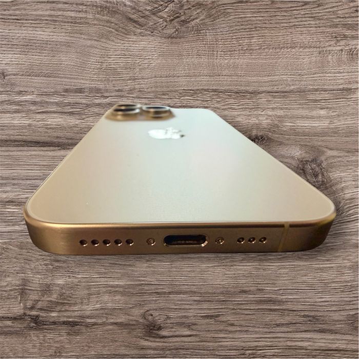 iPhone 15 Pro fără urme de utilizare