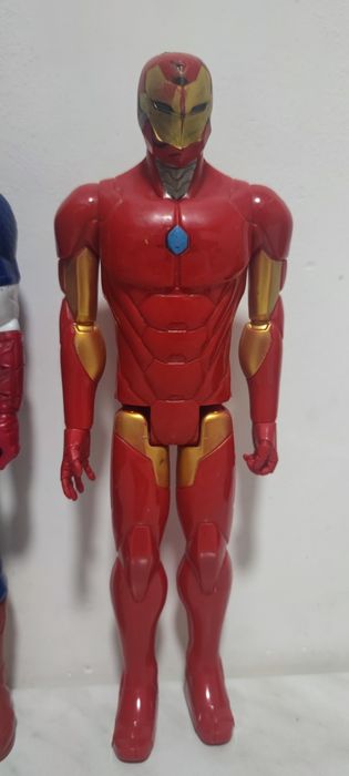 Vând figurine eroi Marvel