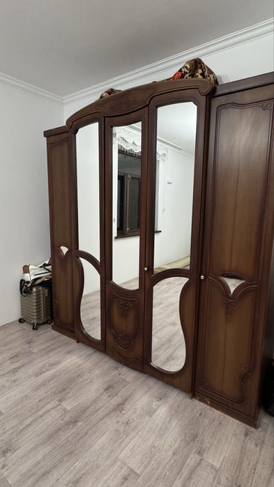 Продам классический спальный гарнитур