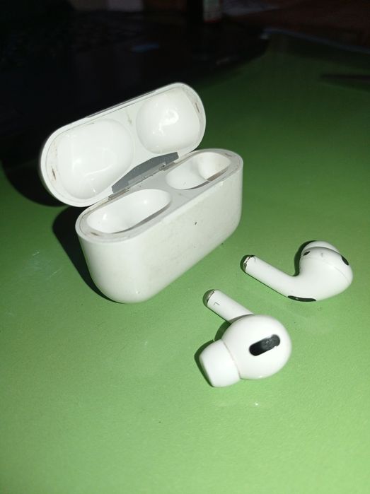 Apple Airpods pro quloqchinlari va zaryadkasi