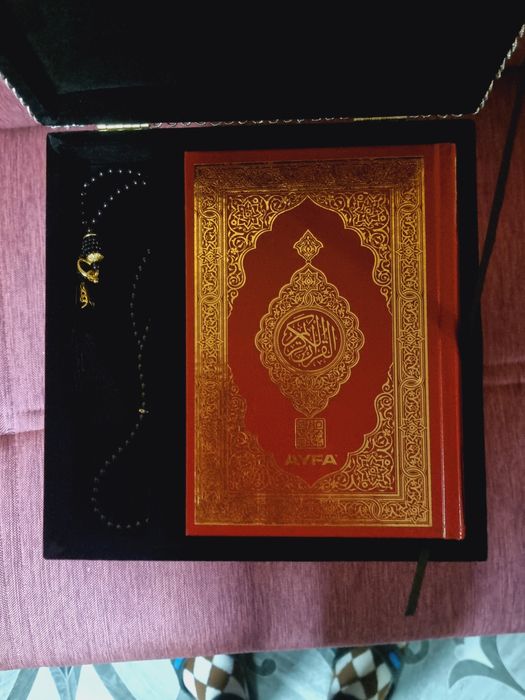 Ислямски религиозен комплект – Коран, тесбих, килимче и голяма Кааба (