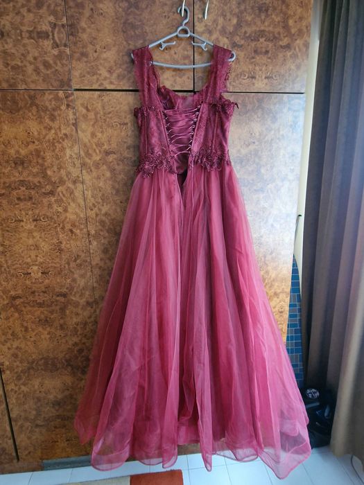 Рокля за бал с паднало рамо, тип корсет цвят бордо