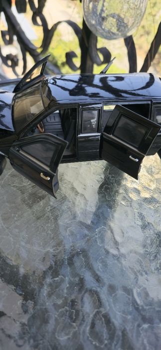 Road Signature '01 Cadillac Limousine Pres. Series 1/24 Diecast Model