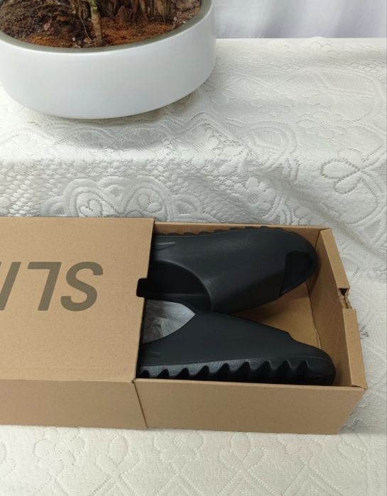 Yeezy slides negri