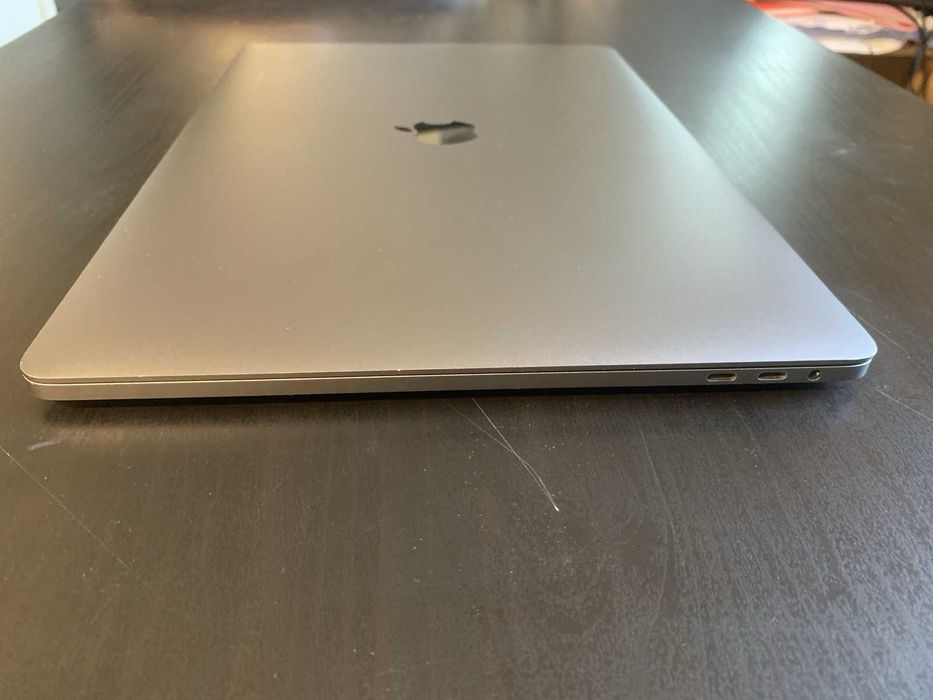 MacBook Pro 15 инча с нова батерия (само 1 цикъл на зареждане)