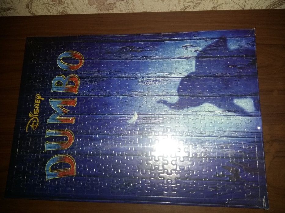 Продавам пъзел, карти за игра и значка „Дъмбо”