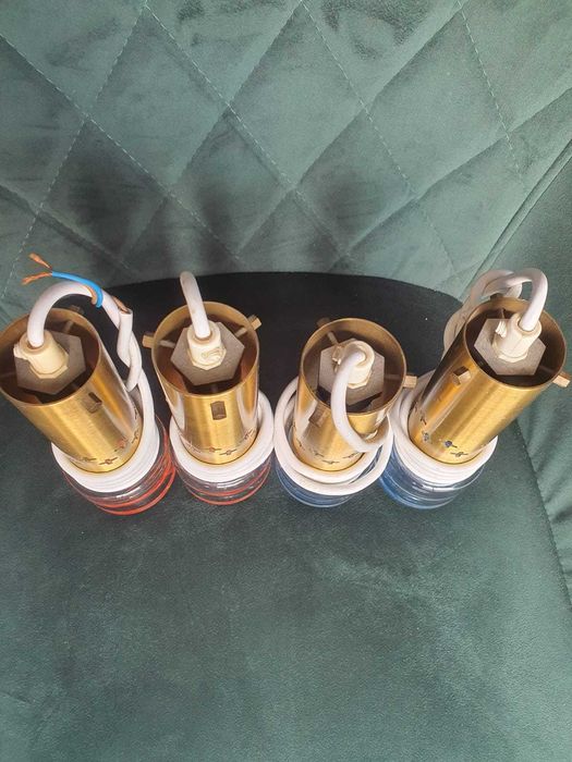 Patru lămpi cu design modern