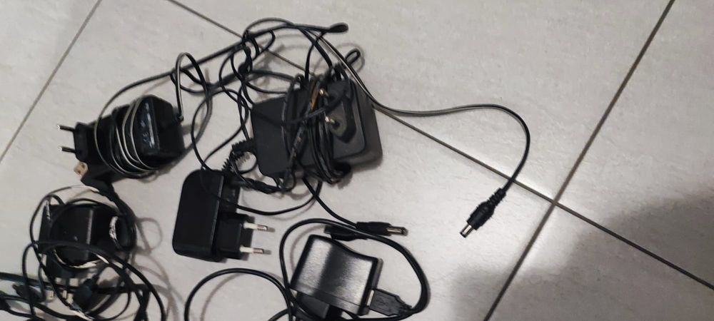 Incarcatoare  diverse cabluri si casti