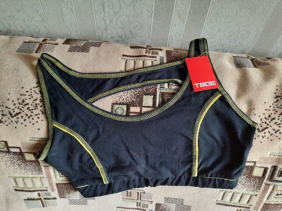 Женский спортивный топ