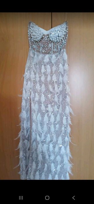 Рокля с пера и камъни