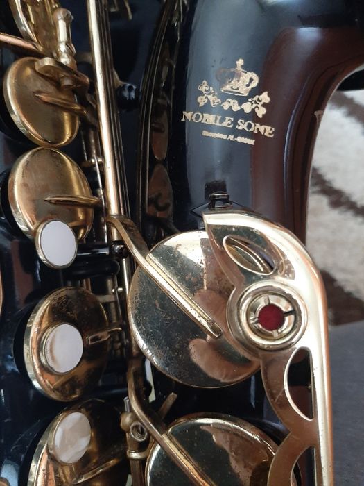 Saxofon nobile sone foarte bun