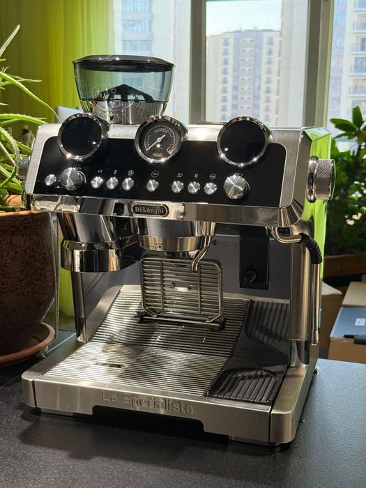 Рожковая кофеварка DeLonghi EC9865.M