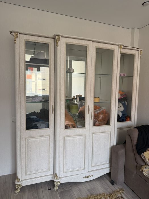 Срочно продам сервант . Самовывоз