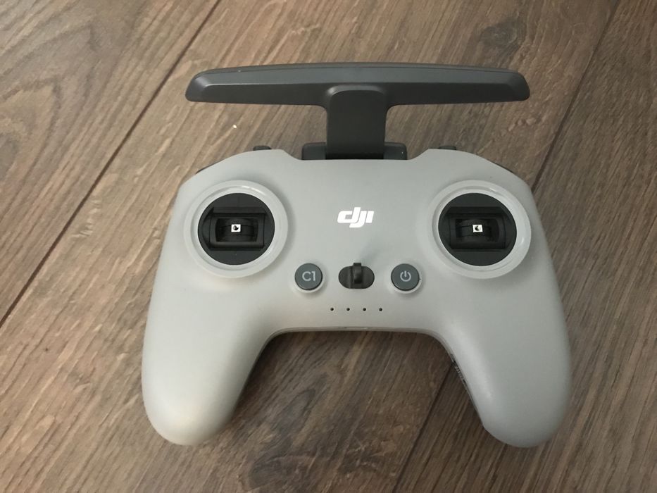 Дрон DJI FPV -само тяло+зарядно+перки и кутия!!!