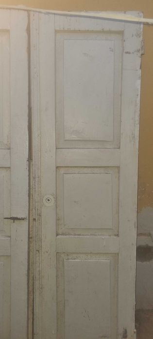 Taxta eshik sotiladi