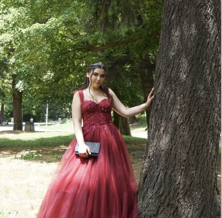 Бална рокля бордо