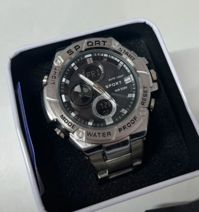 Металлические спортивные часы.