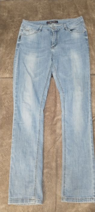Женские джинсы р33