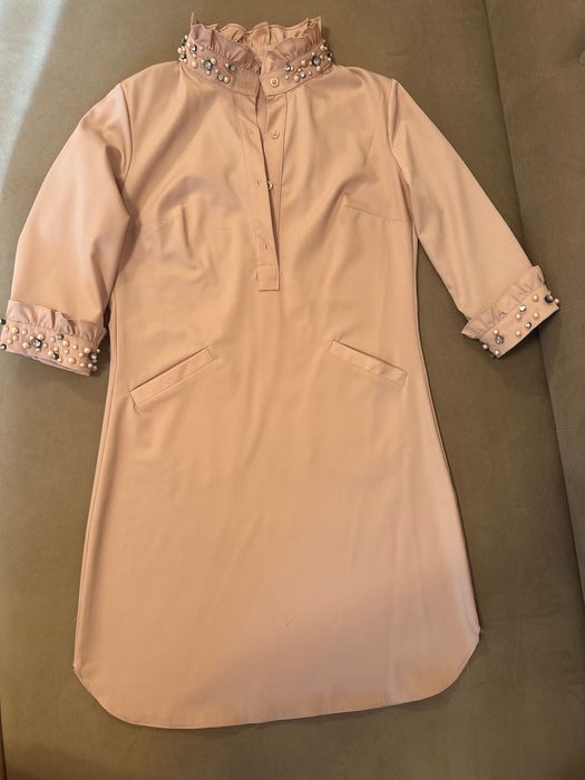 Къса рокля-риза с декорация по яката и маншети