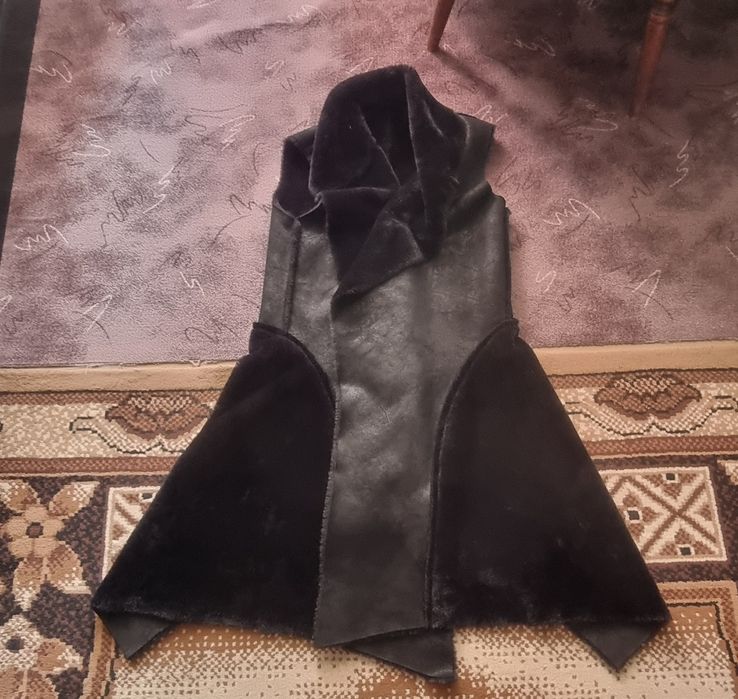 Vând vestă imitație blană și piele