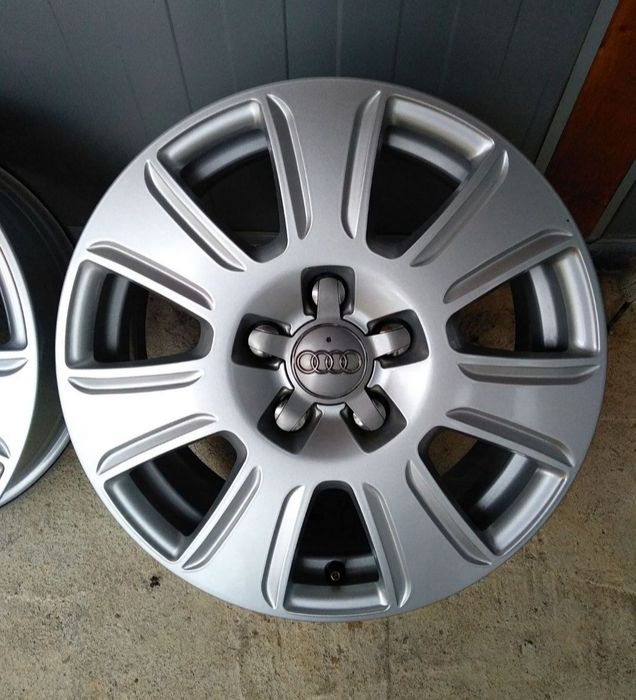 16/5/112-АУДИ-А 1,Q 3 перфектни