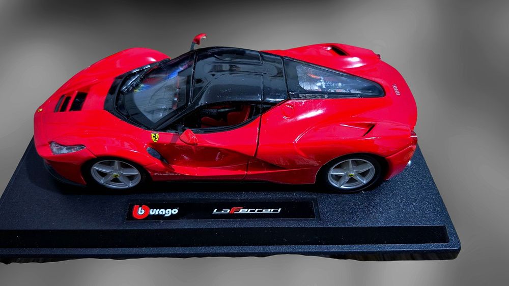 Метални реалистични модели на Ferrari LaFerrari и Batmobile на Батман