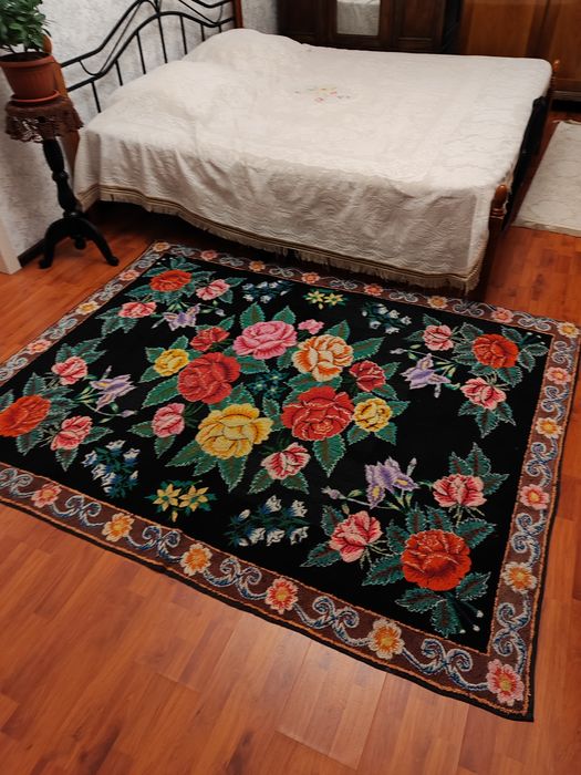 Старинный ковёр ручной работы