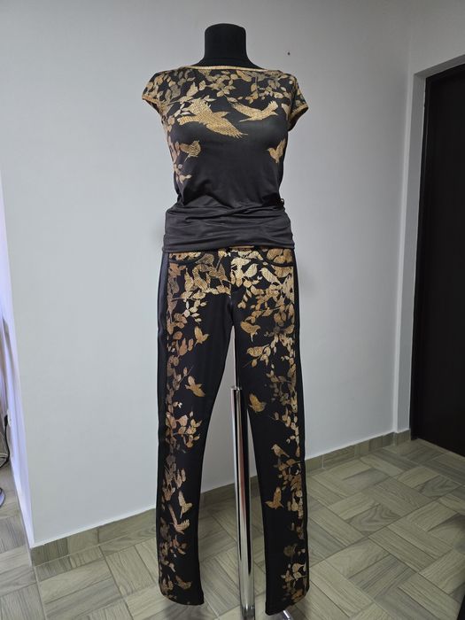Pantaloni cu piele vegana si imprimeu deosebit cu auriu