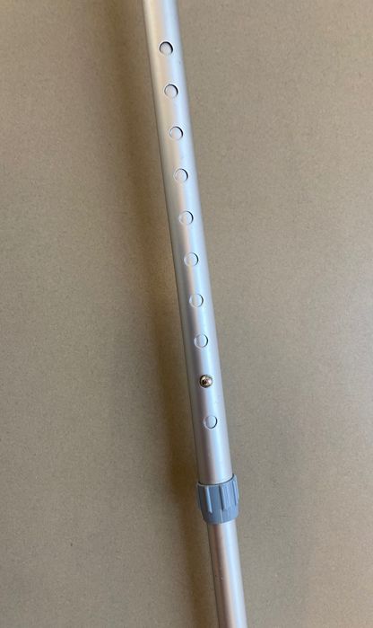 Cârjǎ cu sprijin pe antebraț