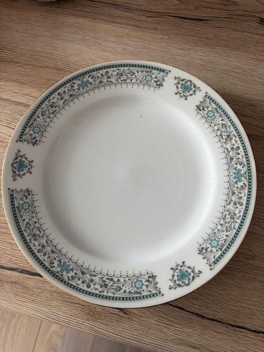 Set veselă porțelan ~90 piese, model clasic elegant, stare foarte bună