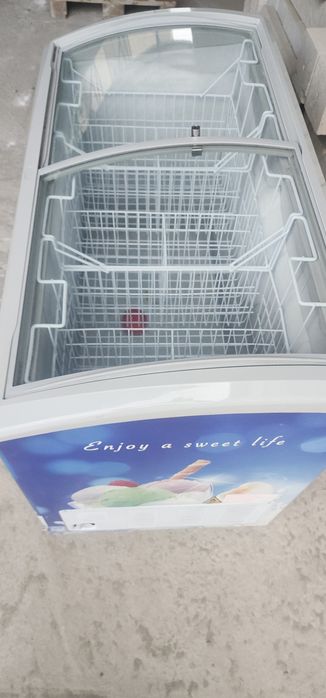 "Haier brendining vitrinali muzlatgichi (Морозилник] sotiladi