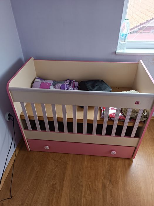 Детско креватче с люлеещ се механизъм