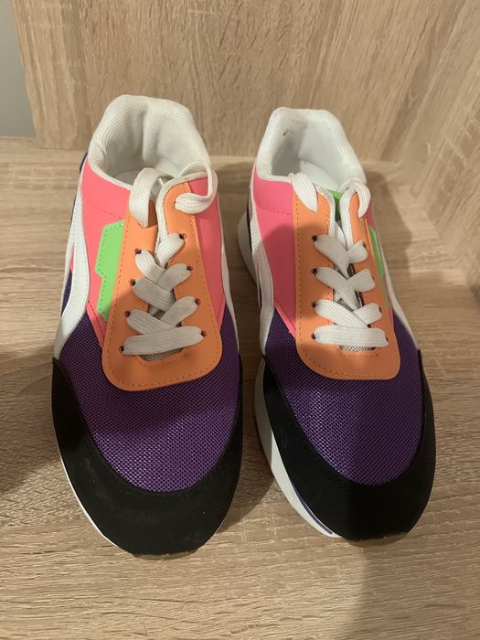 Дамски спортни обувки номер 39