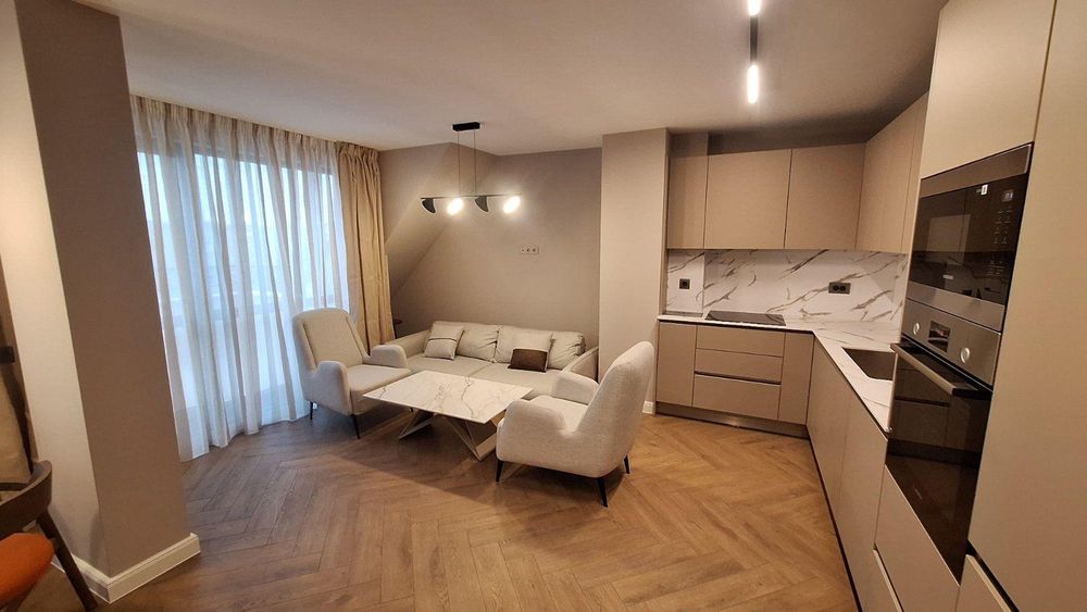 Дава се под наем Тристаен апартамент в Пловдив, Кючук Париж - 93 кв.м за 765 € - Снимка #1