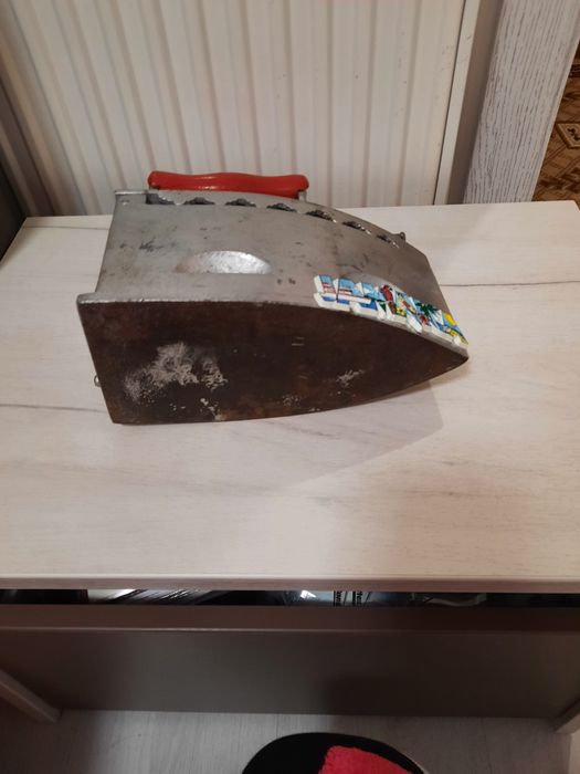 Антична ютия на въглища – автентичен винтидж акцент