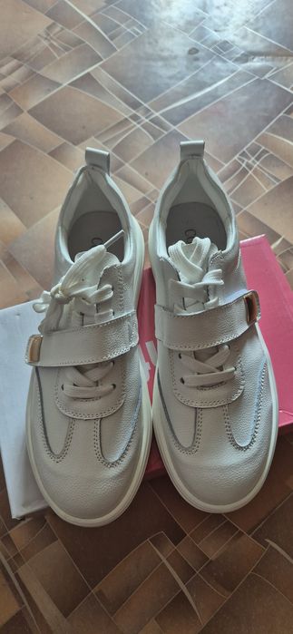 Кроссовки женские