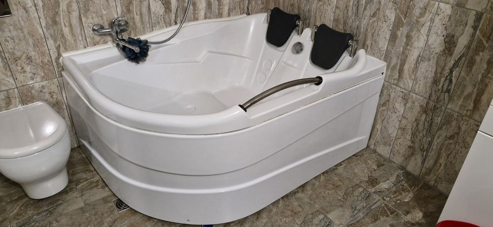 Cada baie 2 locuri partea stanga