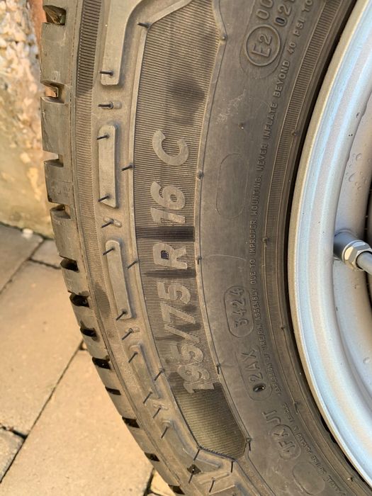 Anvelopă Michelin 195/75 R16C dot August 2024 cu jantă.