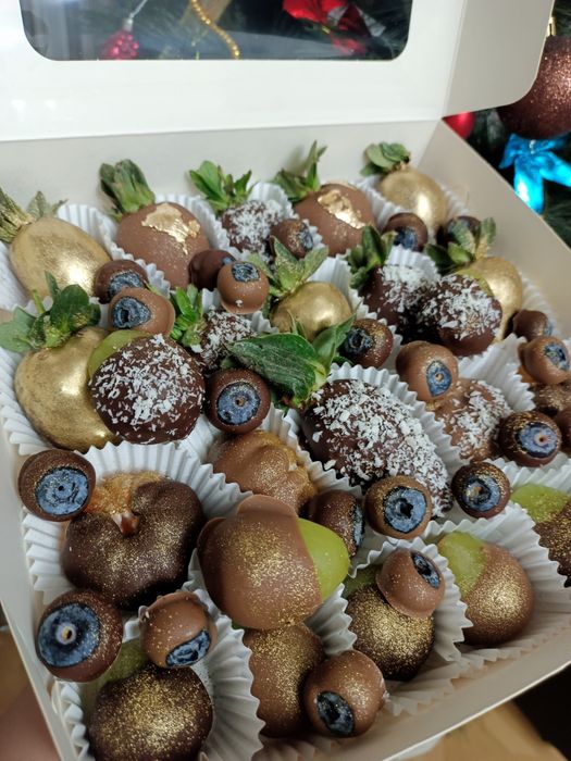 Фрукты и ягоды в шоколаде